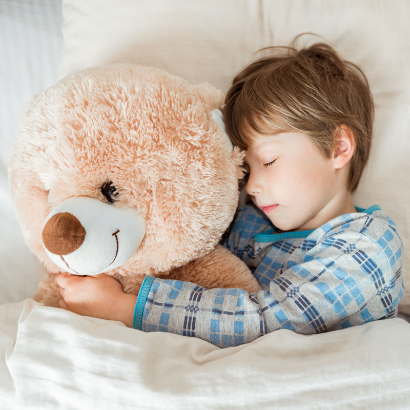 Garçon dans son lit avec son toutou - Questionnaire médical d'évaluation de l'énurésie de Méthode Urino-Arrêt